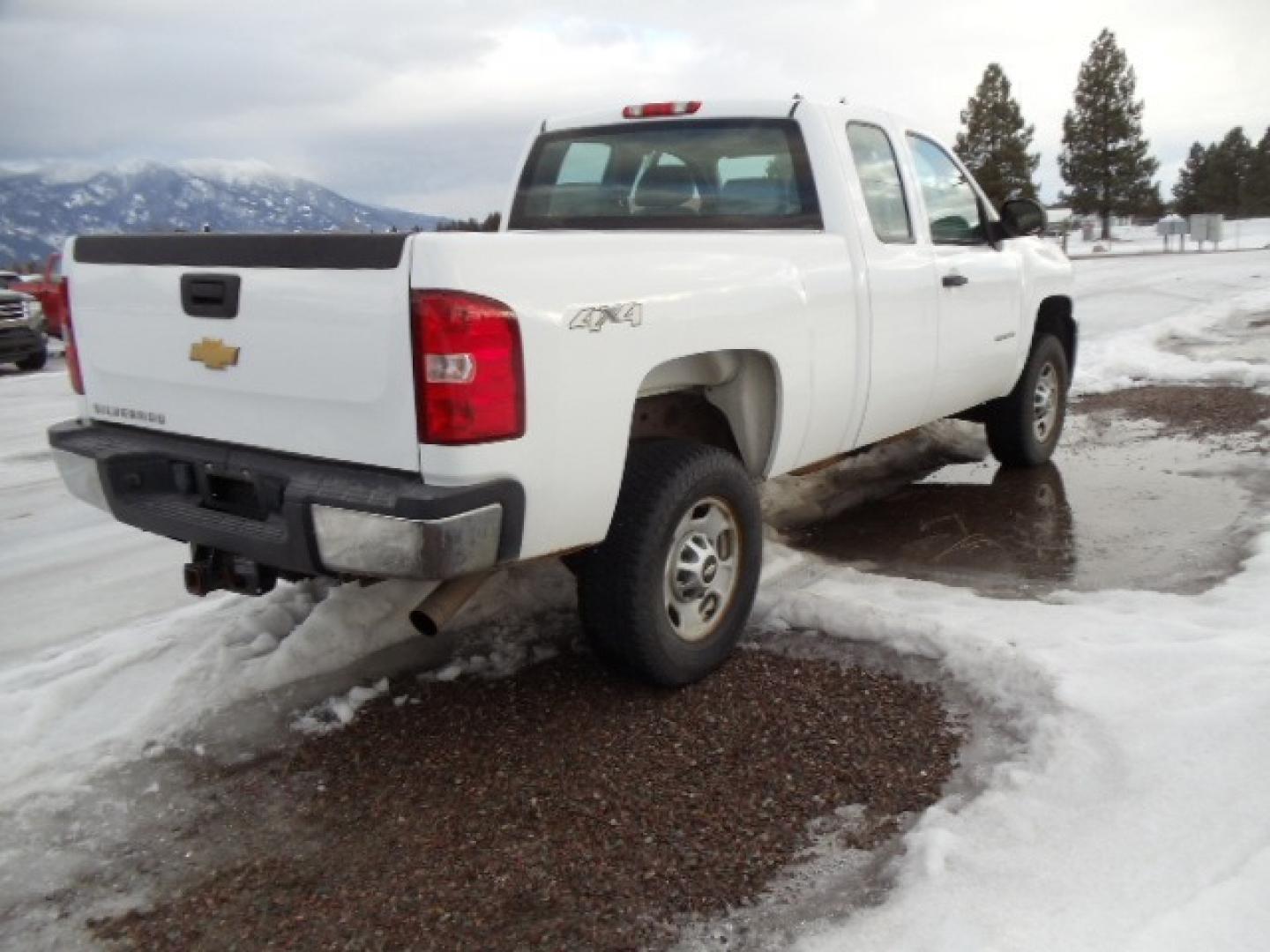 2012 White /Gray Chevrolet Silverado 2500HD Work Truck Ext. Cab 4WD (1GC2KVCG0CZ) with an 6.0L V8 OHV 16V FFV engine, 6-Speed Automatic transmission, located at 5465 Highway 2 W., Columbia Falls, MT, 59912, (406) 892-4407, 48.352188, -114.240929 - This truck was previously owned by the federal government so it has been well maintained and taken care of. This truck is very clean inside and out with good tires and low miles. This is the quad door short box with the 6.0L V8 gas motor. - Photo#8