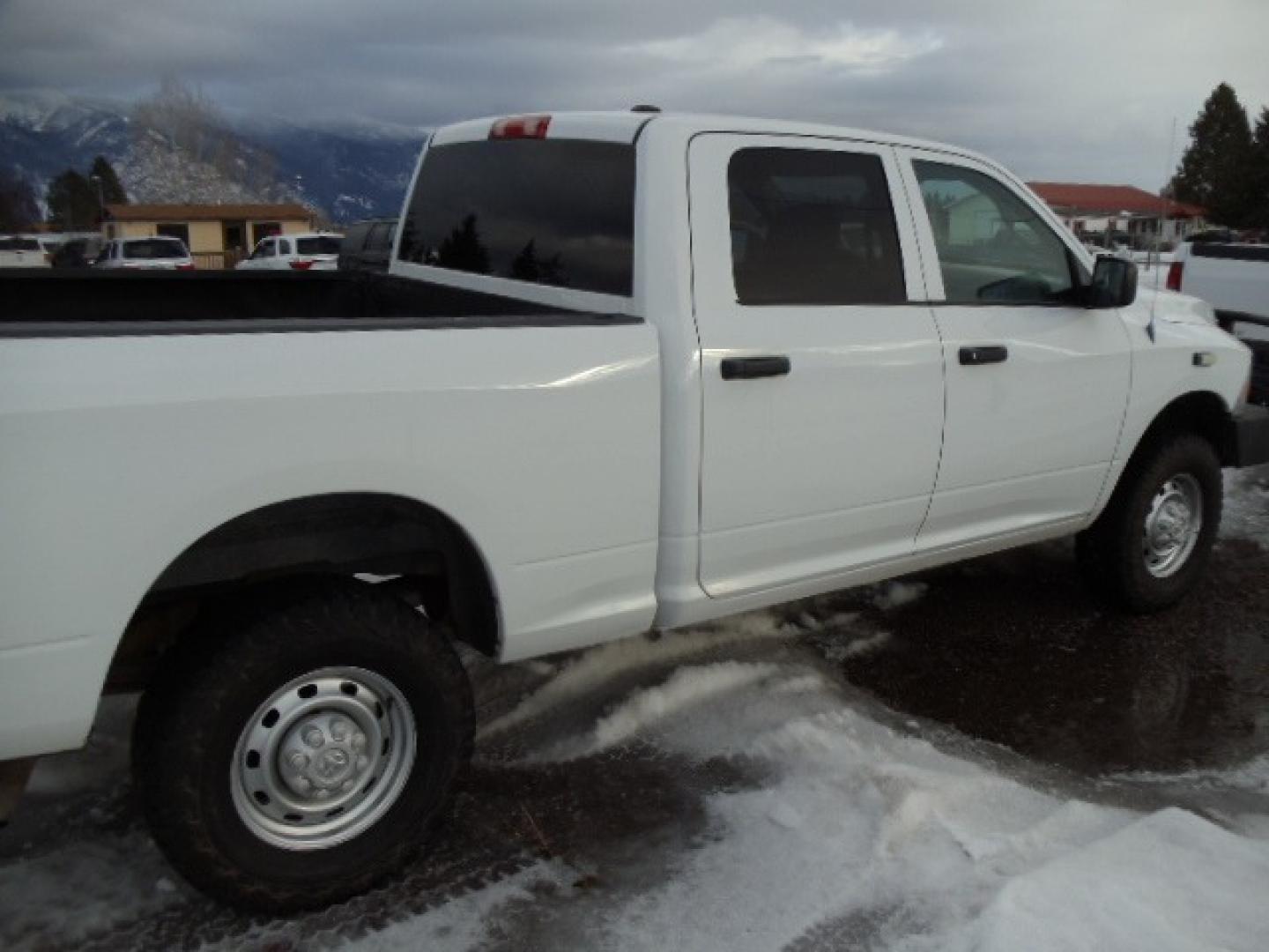 2010 White /Gray Dodge Ram 2500 ST (3D7TT2CT9AG) with an 5.7L V8 OHV 16V engine, Automatic transmission, located at 5465 Highway 2 W., Columbia Falls, MT, 59912, (406) 892-4407, 48.352188, -114.240929 - This truck was previously owned by the federal government so it has been well maintained and taken care of. The truck is very clean inside and out with great tires and low actual miles. This is the crew cab short box with the 5.7L HEMI gas motor. This vehicle has been mechanically inspected. The - Photo#9