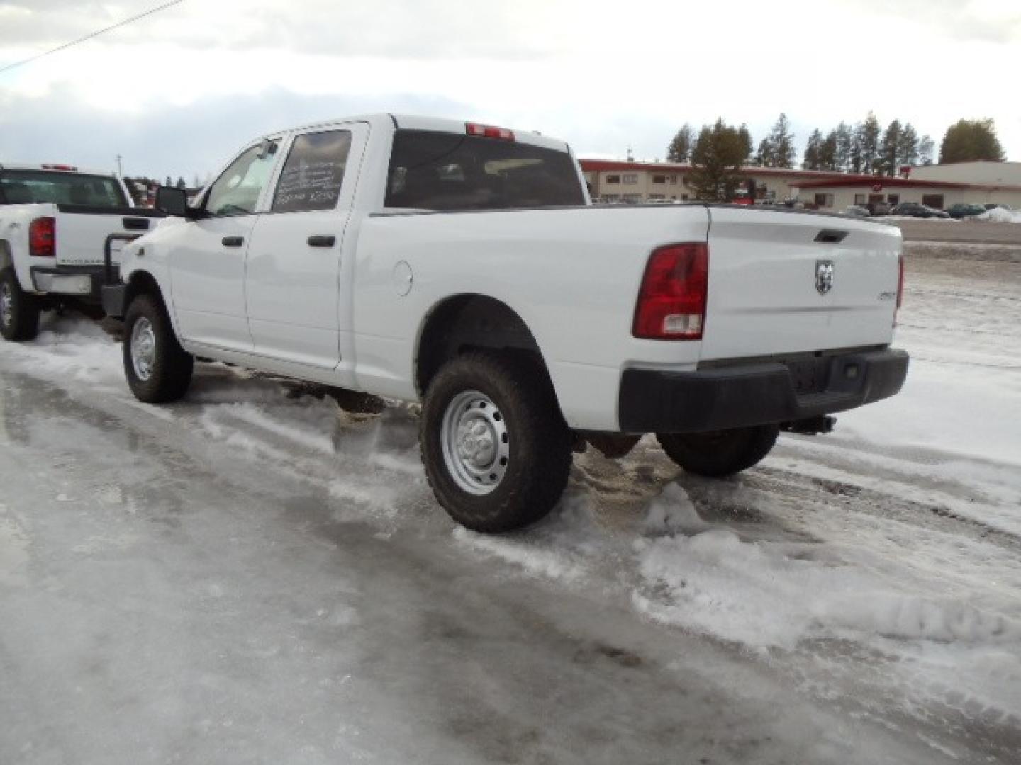 2010 White /Gray Dodge Ram 2500 ST (3D7TT2CT9AG) with an 5.7L V8 OHV 16V engine, Automatic transmission, located at 5465 Highway 2 W., Columbia Falls, MT, 59912, (406) 892-4407, 48.352188, -114.240929 - This truck was previously owned by the federal government so it has been well maintained and taken care of. The truck is very clean inside and out with great tires and low actual miles. This is the crew cab short box with the 5.7L HEMI gas motor. This vehicle has been mechanically inspected. The - Photo#4