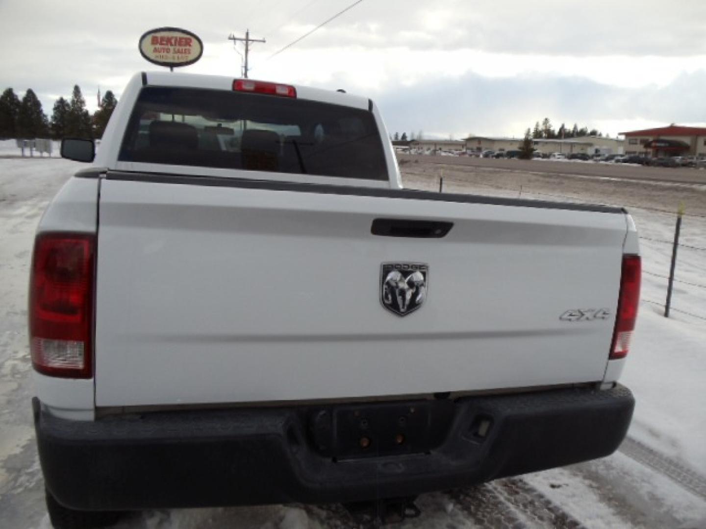 2010 White /Gray Dodge Ram 2500 ST (3D7TT2CT9AG) with an 5.7L V8 OHV 16V engine, Automatic transmission, located at 5465 Highway 2 W., Columbia Falls, MT, 59912, (406) 892-4407, 48.352188, -114.240929 - This truck was previously owned by the federal government so it has been well maintained and taken care of. The truck is very clean inside and out with great tires and low actual miles. This is the crew cab short box with the 5.7L HEMI gas motor. This vehicle has been mechanically inspected. The - Photo#5