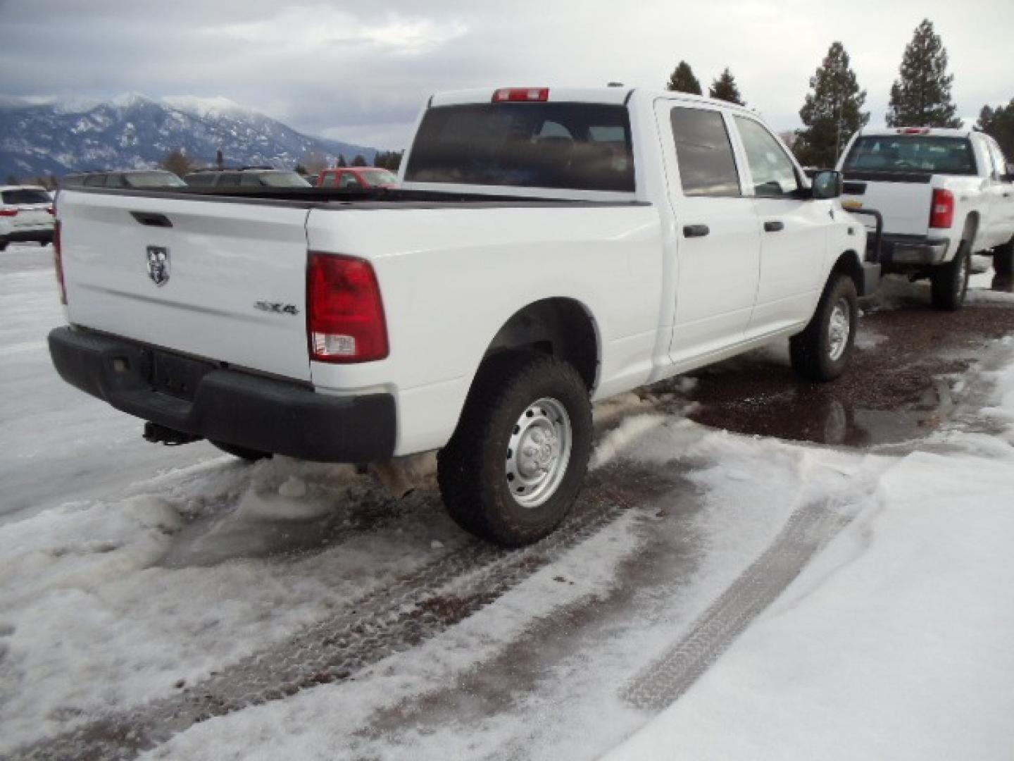 2010 White /Gray Dodge Ram 2500 ST (3D7TT2CT9AG) with an 5.7L V8 OHV 16V engine, Automatic transmission, located at 5465 Highway 2 W., Columbia Falls, MT, 59912, (406) 892-4407, 48.352188, -114.240929 - This truck was previously owned by the federal government so it has been well maintained and taken care of. The truck is very clean inside and out with great tires and low actual miles. This is the crew cab short box with the 5.7L HEMI gas motor. This vehicle has been mechanically inspected. The - Photo#8