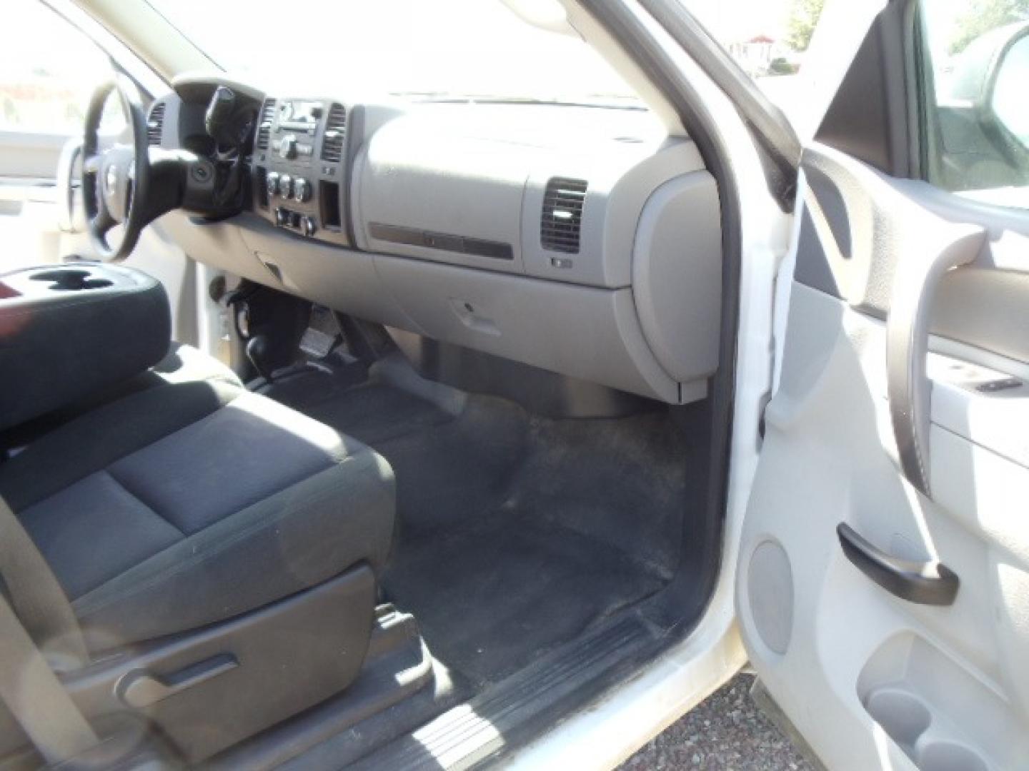 2012 White /Grey Chevrolet Silverado 1500 Work Truck Ext. Cab 4WD (1GCRKPE75CZ) with an 5.3L V8 OHV 16V FFV engine, 4-Speed Automatic transmission, located at 5465 Highway 2 W., Columbia Falls, MT, 59912, (406) 892-4407, 48.352188, -114.240929 - Photo#14