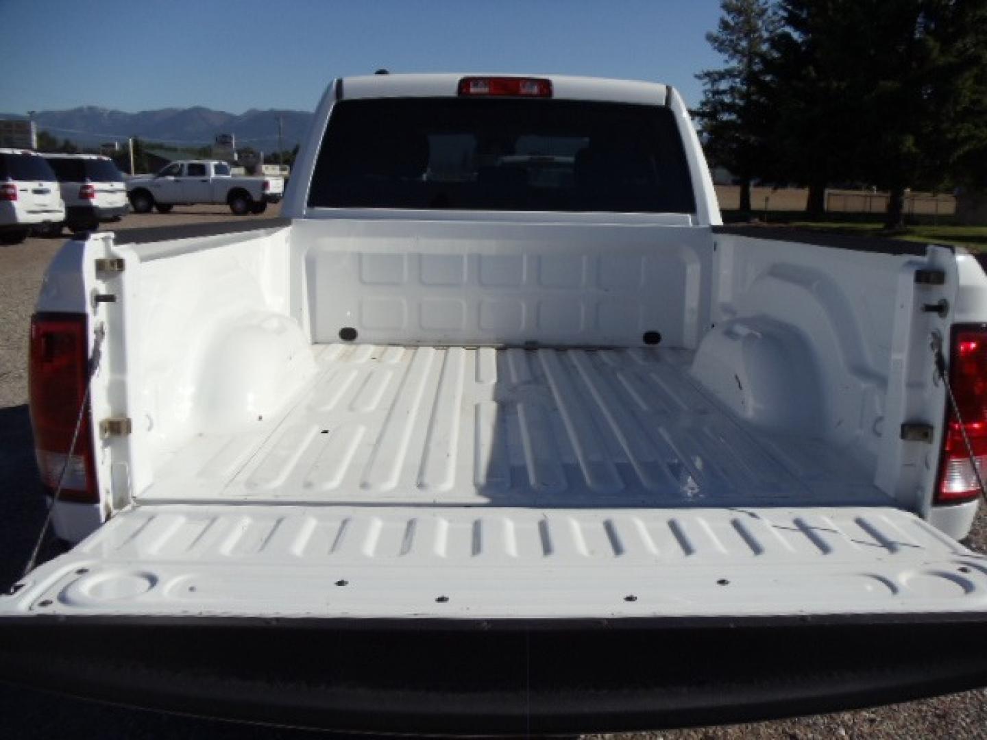 2016 White /Gray RAM 1500 Tradesman Quad Cab 4WD (1C6RR7FT1GS) with an 5.7L V8 OHV 16V HEMI engine, 6A transmission, located at 5465 Highway 2 W., Columbia Falls, MT, 59912, (406) 892-4407, 48.352188, -114.240929 - Photo#7