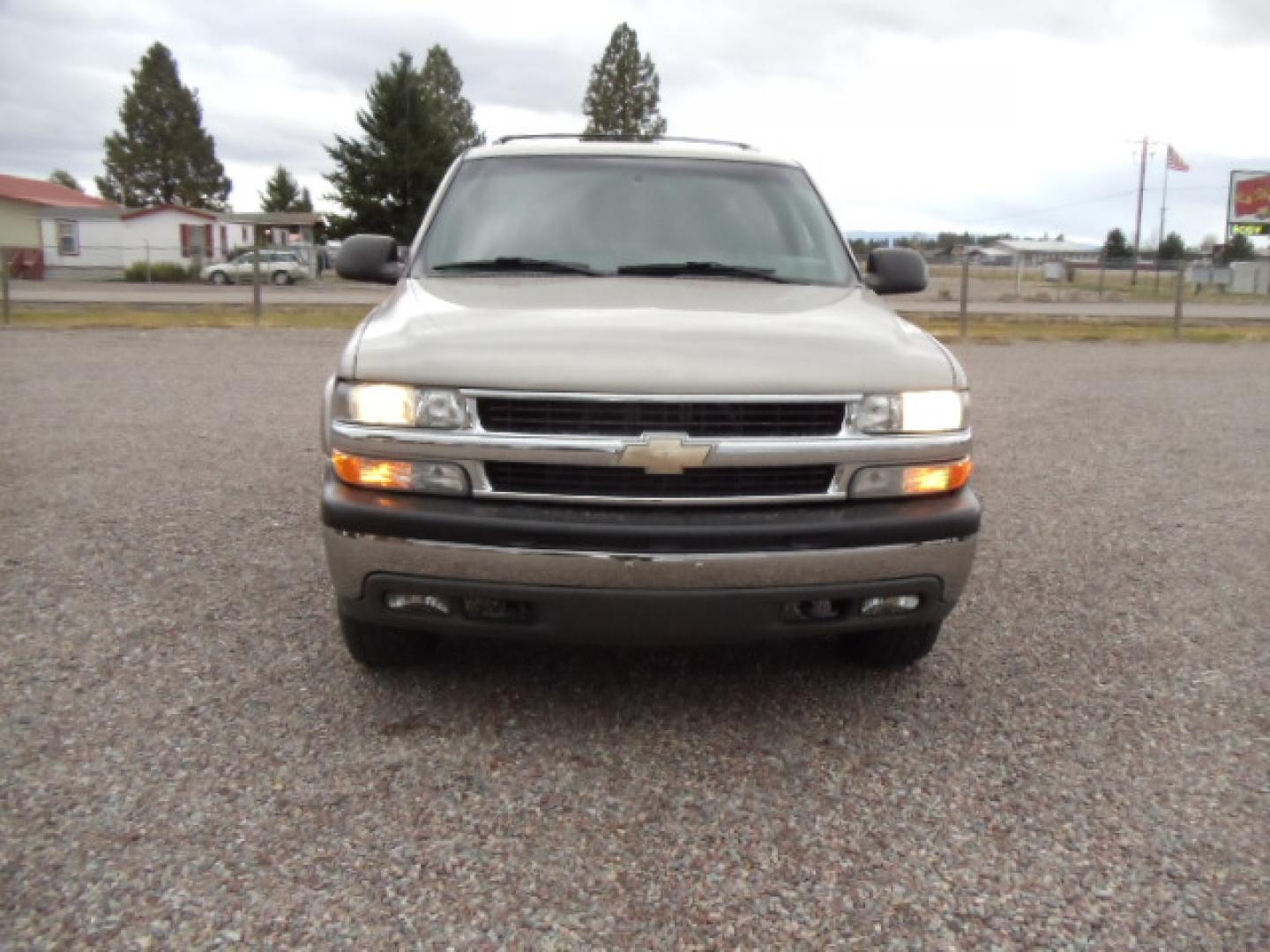 2001 Silver /Grey Chevrolet Suburban K1500 4WD (3GNFK16T71G) with an 5.3L V8 16V OHV engine, 4-Speed Automatic Overdrive transmission, located at 5465 Highway 2 W., Columbia Falls, MT, 59912, (406) 892-4407, 48.352188, -114.240929 - Photo#1