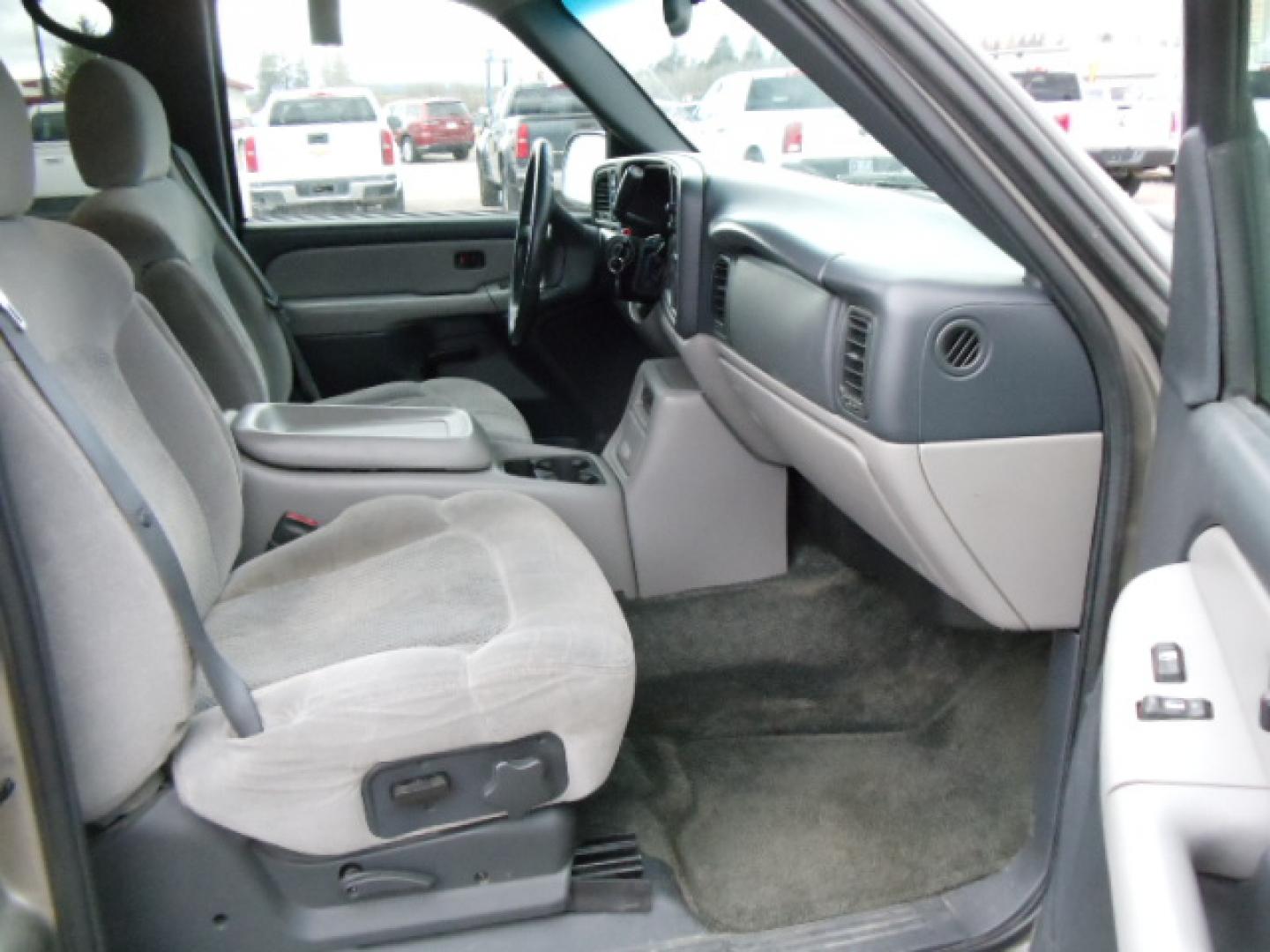 2001 Silver /Grey Chevrolet Suburban K1500 4WD (3GNFK16T71G) with an 5.3L V8 16V OHV engine, 4-Speed Automatic Overdrive transmission, located at 5465 Highway 2 W., Columbia Falls, MT, 59912, (406) 892-4407, 48.352188, -114.240929 - Photo#11