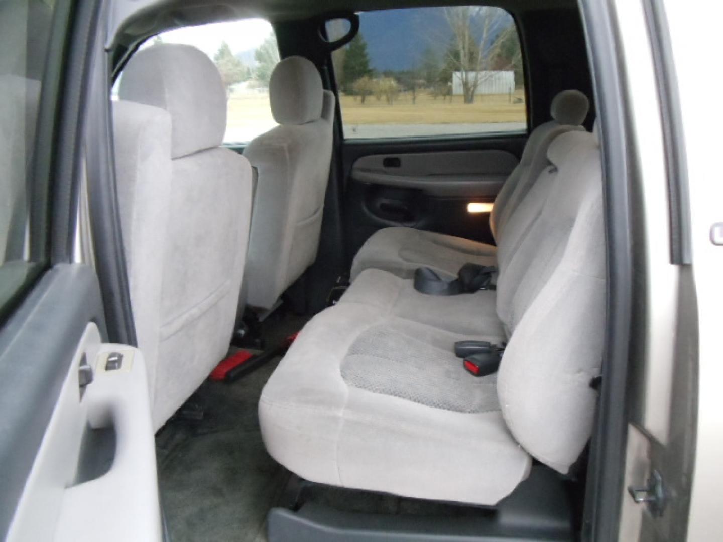 2001 Silver /Grey Chevrolet Suburban K1500 4WD (3GNFK16T71G) with an 5.3L V8 16V OHV engine, 4-Speed Automatic Overdrive transmission, located at 5465 Highway 2 W., Columbia Falls, MT, 59912, (406) 892-4407, 48.352188, -114.240929 - Photo#15