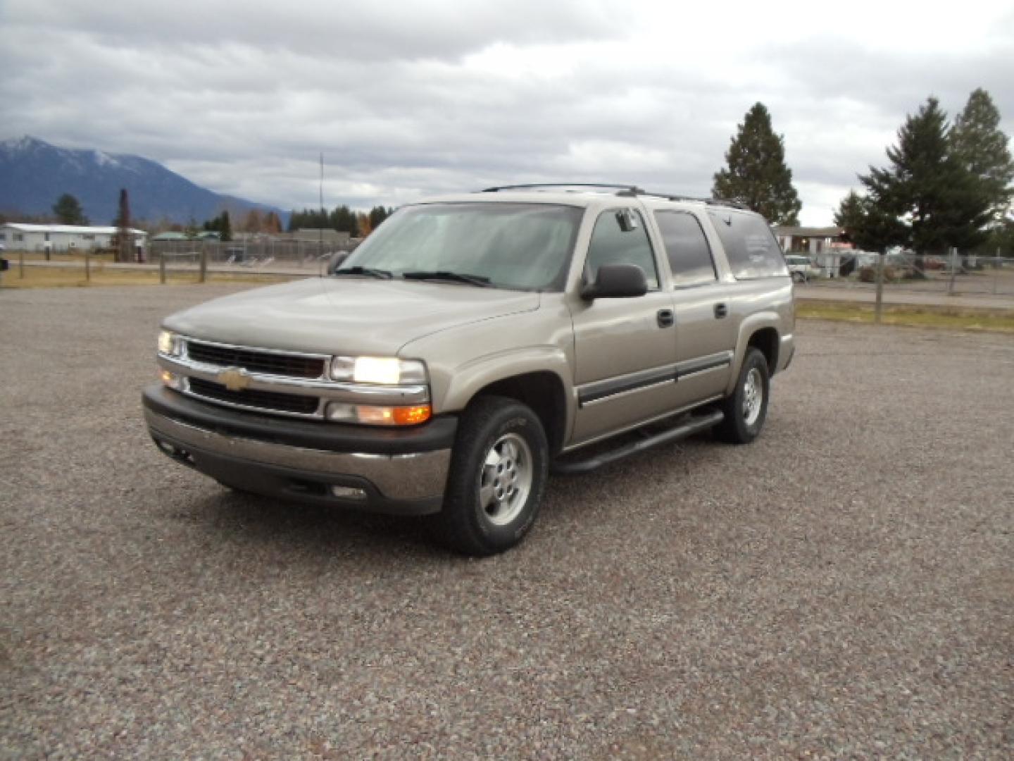 2001 Silver /Grey Chevrolet Suburban K1500 4WD (3GNFK16T71G) with an 5.3L V8 16V OHV engine, 4-Speed Automatic Overdrive transmission, located at 5465 Highway 2 W., Columbia Falls, MT, 59912, (406) 892-4407, 48.352188, -114.240929 - Photo#2