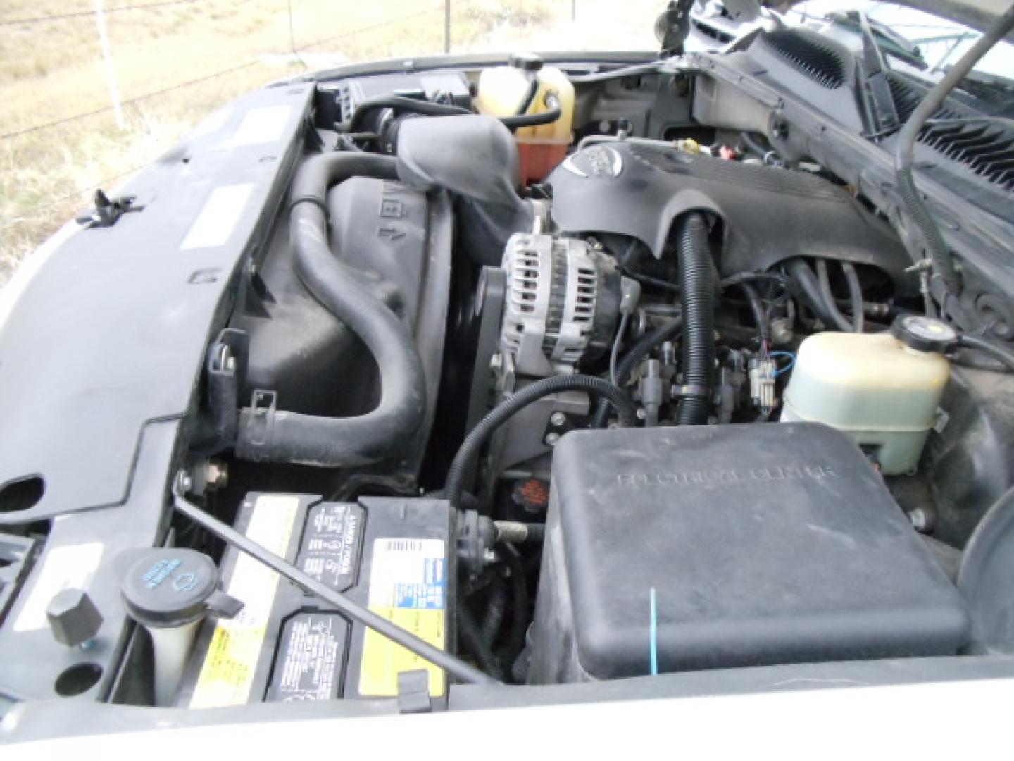 2001 Silver /Grey Chevrolet Suburban K1500 4WD (3GNFK16T71G) with an 5.3L V8 16V OHV engine, 4-Speed Automatic Overdrive transmission, located at 5465 Highway 2 W., Columbia Falls, MT, 59912, (406) 892-4407, 48.352188, -114.240929 - Photo#26