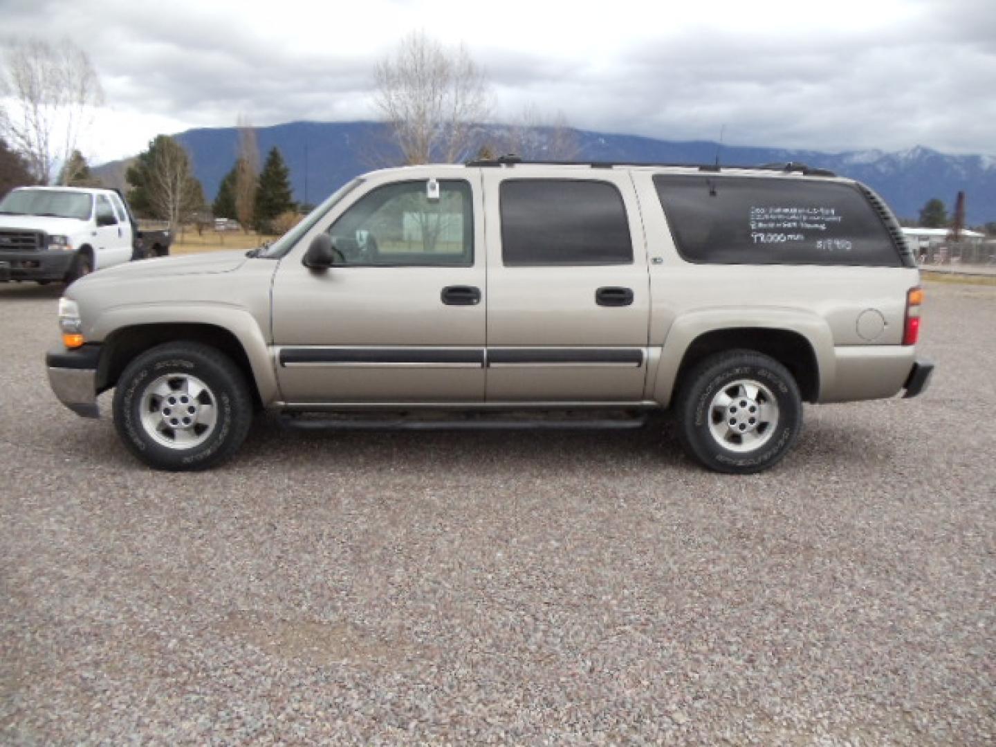 2001 Silver /Grey Chevrolet Suburban K1500 4WD (3GNFK16T71G) with an 5.3L V8 16V OHV engine, 4-Speed Automatic Overdrive transmission, located at 5465 Highway 2 W., Columbia Falls, MT, 59912, (406) 892-4407, 48.352188, -114.240929 - Photo#3