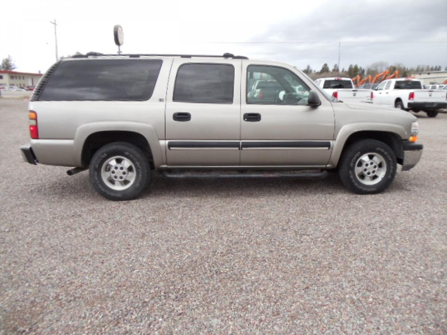 2001 Silver /Grey Chevrolet Suburban K1500 4WD (3GNFK16T71G) with an 5.3L V8 16V OHV engine, 4-Speed Automatic Overdrive transmission, located at 5465 Highway 2 W., Columbia Falls, MT, 59912, (406) 892-4407, 48.352188, -114.240929 - Photo#7