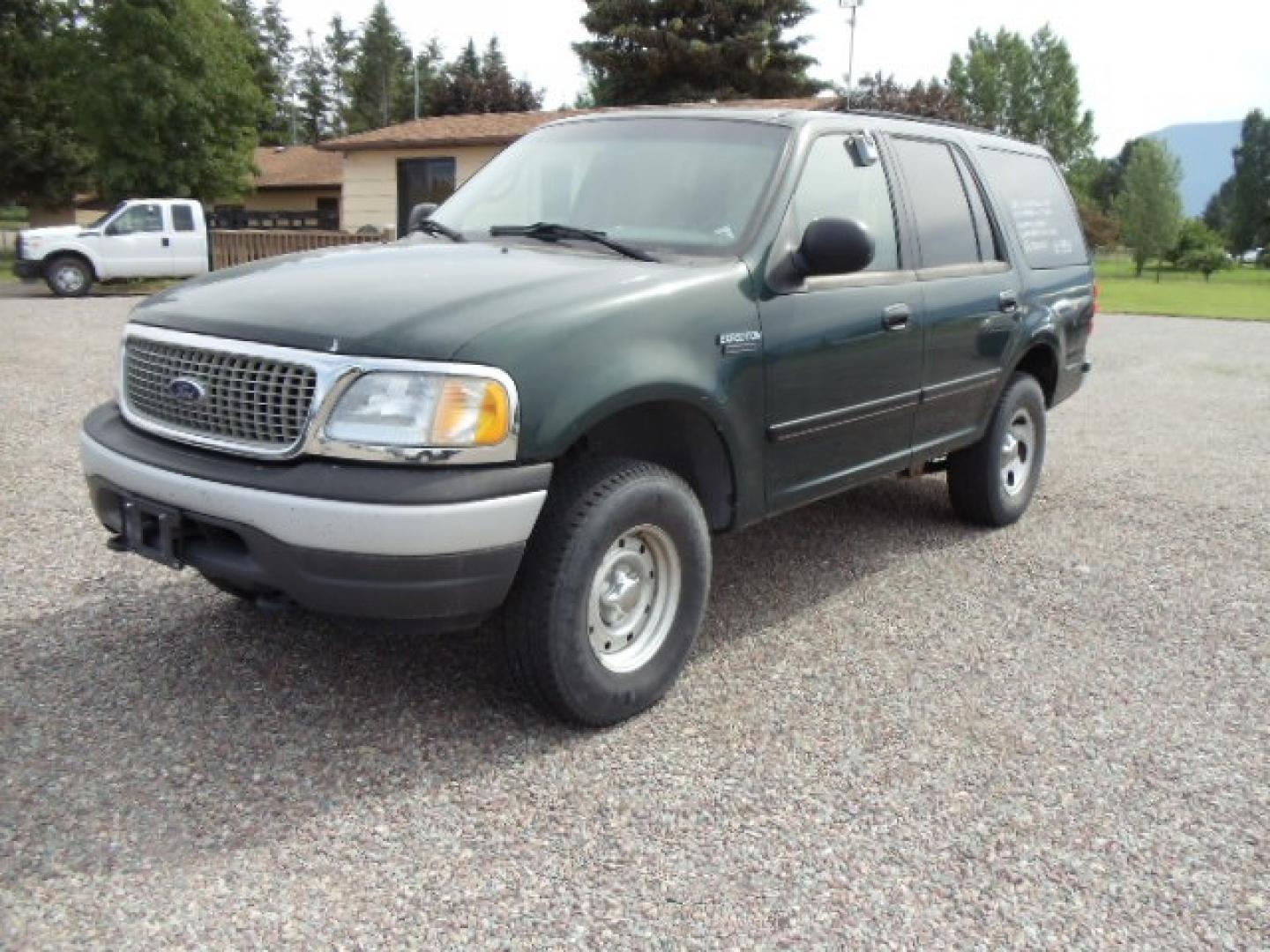 2001 Green /Silver Ford Expedition XL (1FMPU16L51L) with an 5.4LV8 engine, 4-speed electronically-controlled automatic transmission w/OD transmission, located at 5465 Highway 2 W., Columbia Falls, MT, 59912, (406) 892-4407, 48.352188, -114.240929 - 5.4LV8,Automatic,6 Passenger, Loaded, Power Seat Drivers - Photo#2